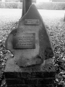 Gedenkstein in der Anlage des KGV Fröhliche Morgensonne, Eingang von der Schweizer Allee (Aufnahme Klaus Winter, Dortmund)