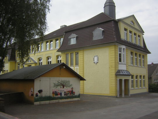 Im Schatten der "Gelben Schule" stand die alte Feuerwehrbaracke. Heute befindet sich dort der Erweiterungsbau der Schule (Aufnahme: Klaus Winter, Dortmund, 2006)